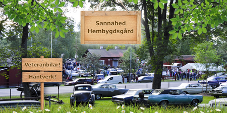 Bilträff vid Sannahed Hembygdsgård med veteranbilar, hantverk och många besökare utomhus bland träd och gräs.