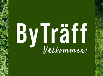 Flygbild av en grönskande park med människor vid ett picknickbord och texten 'ByTräff Välkommen!' i mitten.
