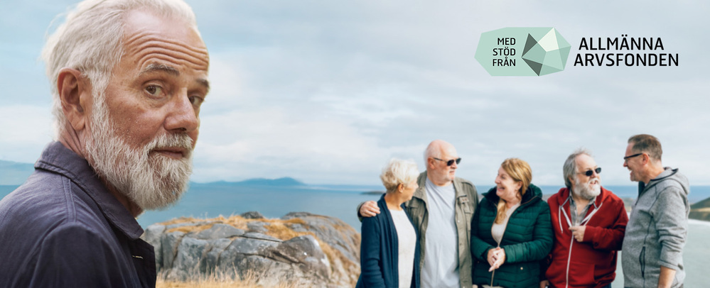 En grupp äldre personer står utomhus vid havet, med logotypen för Allmänna Arvsfonden i hörnet.