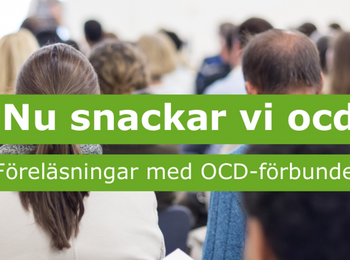 Föreläsning om OCD med många deltagare som sitter vända mot en talare längst fram i ett ljust rum.
