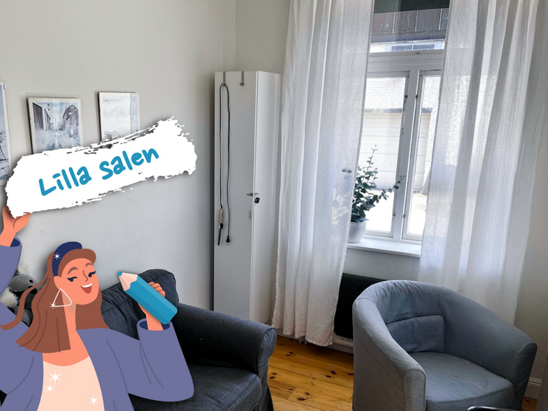 Ljust rum med två grå fåtöljer, vita gardiner, växt i fönster och tecknad figur med skylten 'Lilla salen'.
