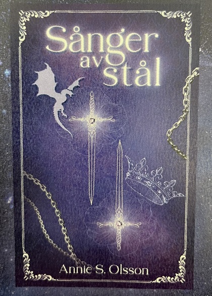 Bokomslag till 'Sånger av stål' av Annie S. Olsson med svärd, drake, krona och kedjor på lila bakgrund.