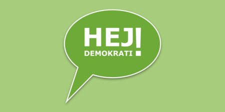 Grön pratbubbla med texten 'HEJ! DEMOKRATI' på ljusgrön bakgrund.