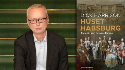 Man med glasögon sitter bredvid ett bokomslag med titeln 'Huset Habsburg' av Dick Harrison.