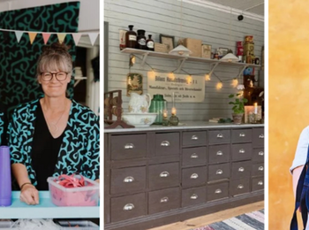 Tre kvinnor står bakom ett bord med färgglada koppar, en gammaldags butik och en kvinna med tatueringar mot en gul vägg.