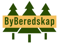 Logotyp med tre gröna granar och texten 'ByBeredskap' på gul bakgrund.
