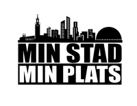 Svartvit illustration av Stockholms skyline med texten 'Min stad min plats' under.