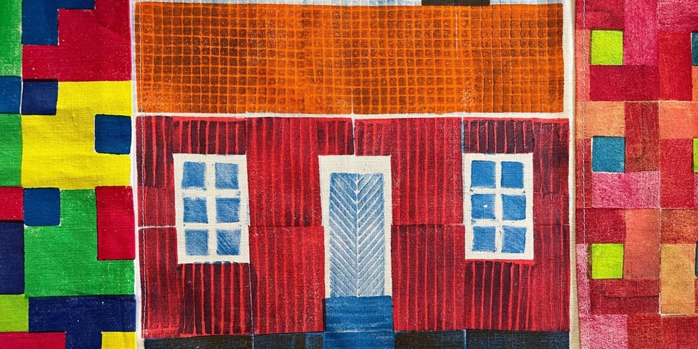 Färgglad illustration av ett rött hus med blå dörr och fönster, omgiven av geometriska mönster i starka färger.