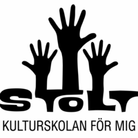 Tre svarta siluetter av uppsträckta händer ovanför texten 'stolt KULTURSKOLAN FÖR MIG' på vit bakgrund.