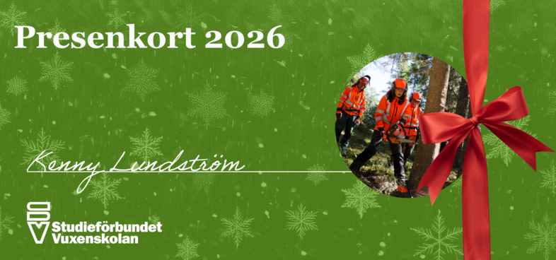 Grönt presentkort för 2026 med röd rosett, text och bild på personer i skogen med skyddskläder.