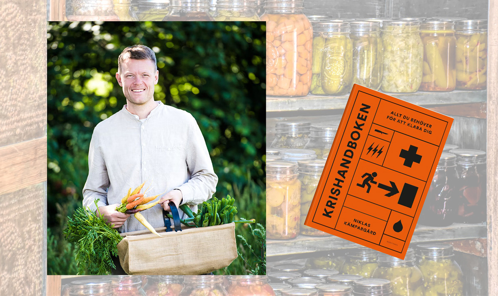 Person håller en korg med färska grönsaker utomhus, bredvid en orange bok med titeln 'Krishandboken'.