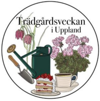 Illustration av trädgårdsredskap, blommor, en kopp kaffe och en tårtbit med texten 'Trädgårdsveckan i Uppland'.