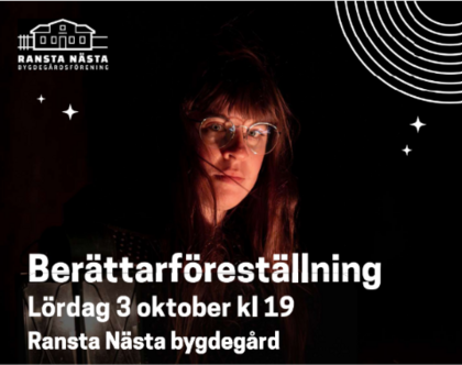 Affisch för berättarföreställning med en person i glasögon, text och grafiska element på svart bakgrund.