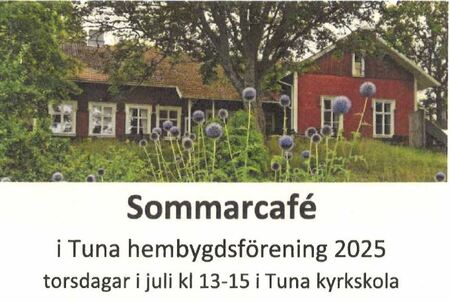 Affisch för sommarcafé 2025 vid Tuna hembygdsförening med bild på röd träbyggnad och blommor.
