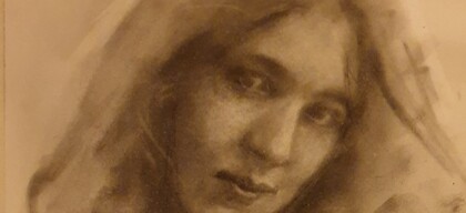Porträtt av en kvinna tecknad i sepia-toner med mjuka, suddiga linjer.