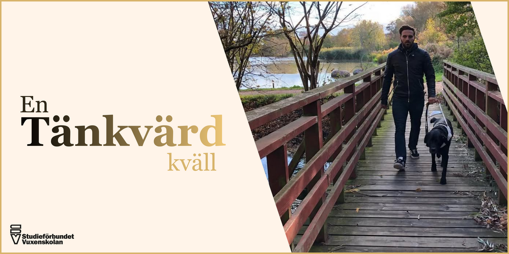 Man går med ledarhund över en träbro i höstlandskap. Text: En tänkvärd kväll. Studiefrämjandet Vuxenskolan.