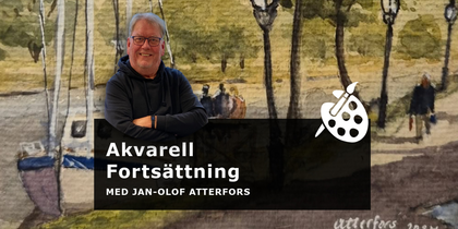 Man i glasögon står framför en akvarellmålning med text om akvarellkurs med Jan-Olof Atterfors.