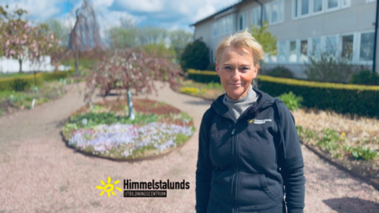 Person står i en trädgård framför en byggnad, ansiktet är suddat. Himmelstalunds utbildningscentrum-logga syns.