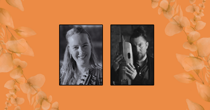 Två personer håller musikinstrument mot en orange bakgrund med blommor.