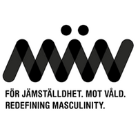 Kvinna med rött hår och glasögon till vänster, logotyp med text om jämställdhet och maskulinitet till höger.
