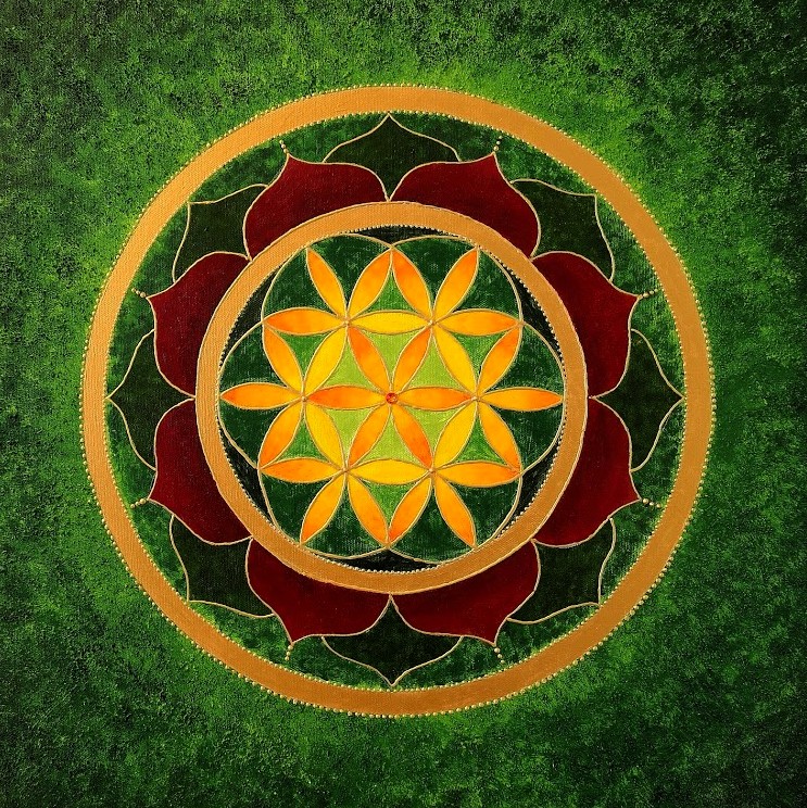 Mandala med blommönster i gult, orange och rött på grön bakgrund.