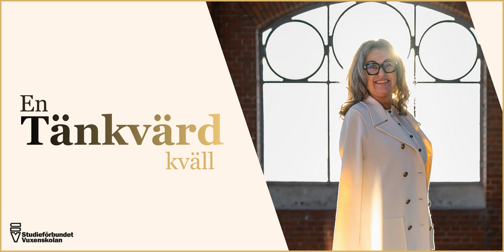 Kvinna i ljus kappa står framför stort fönster, texten 'En Tänkvärd kväll' och logotyp för Studieförbundet Vuxenskolan.
