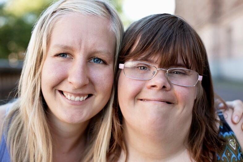 Närbild på två personer som ler mot kameran.