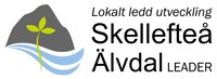 Logotyp för Skellefteå Älvdal Leader med berg, växt, vattenvågor och text på svenska.