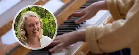 Närbild på händer som spelar piano, med infälld porträttbild av leende kvinna framför grönska.