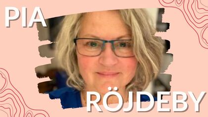 Texten 'PIA ROJDEBY' på en rosa bakgrund med dekorativa linjer och en person med blont hår.
