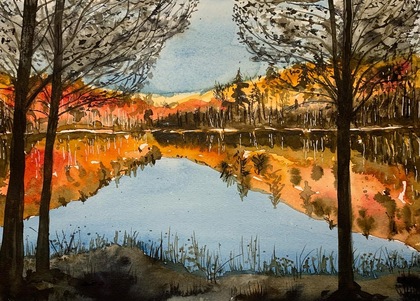 Akvarellmålning av en sjö omgiven av höstfärgade träd och blå himmel, med två mörka träd i förgrunden.