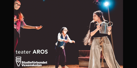 Tre personer spelar teater på en scen med stark belysning. En håller en vattenkanna. Text om teater AROS syns.