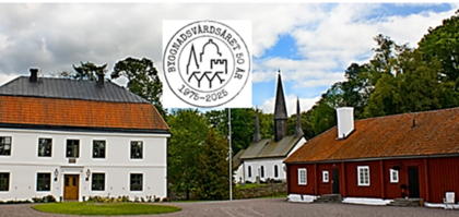 Två traditionella svenska hus, ett vitt och ett rött, med en kyrka i bakgrunden och en jubileumslogotyp ovanför.