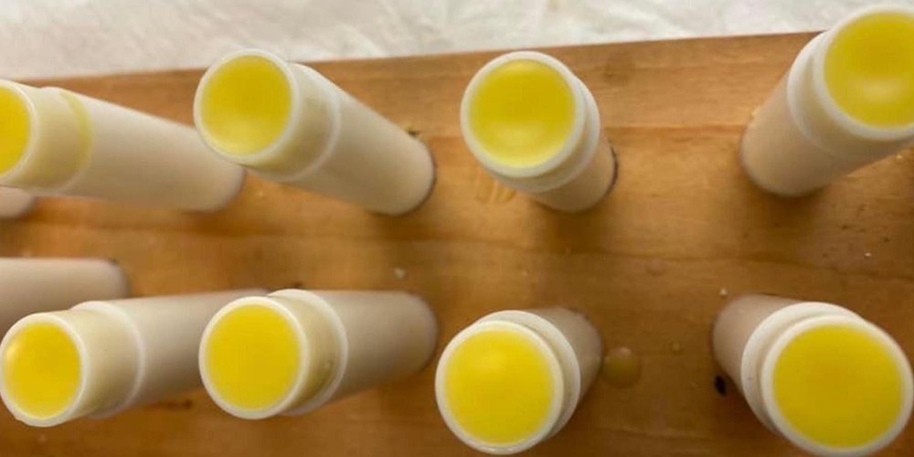 8 hemgjorda läppbalsam ses ovanifrån