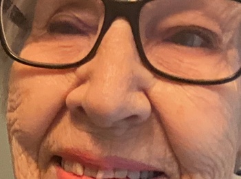 En äldre dam med glasögon