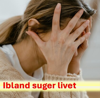 Kvinna sitter med händerna för ansiktet och ser ut att vara ledsen. Texten 'Ibland suger livet' syns längst ner.