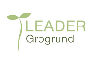 Logotyp med texten 'LEADER Grogrund' och en stiliserad växt med två blad.