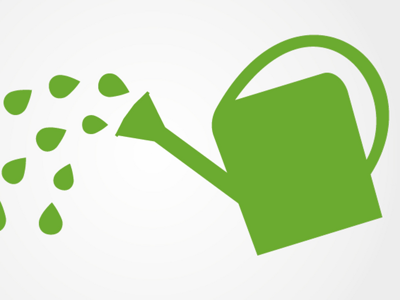 En grön vattenkanna som vattnar med droppar på vit bakgrund.