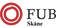Logotyp för FUB Skåne med röd cirkelsymbol och svart text på vit bakgrund.