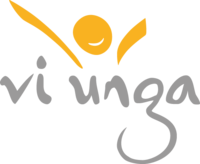 Logotyp med texten 'vi unga' och en stiliserad figur med uppsträckta armar i gult ovanför texten.