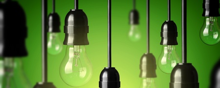 Flera hängande glödlampor mot grön bakgrund, en lampa lyser medan resten är släckta.