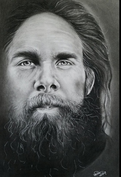 Teckning i svartvitt av en person med långt hår och skägg, signerad i nedre högra hörnet.