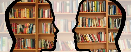 Två silhuetter av ansikten mot en bakgrund av bokhyllor fyllda med böcker.