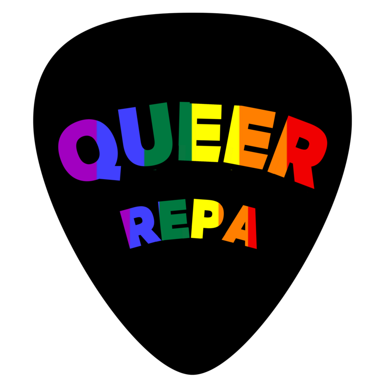 Svart plektrum med texten 'QUEER REPA' i regnbågsfärger.