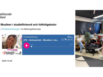 Fyra personer sitter i en poddstudio och diskuterar musik i studieförbund och folkhögskolor.