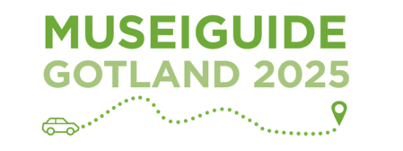 Grön text 'MUSEIGUIDE GOTLAND 2025' med en bil, prickad väg och en platsmarkör.