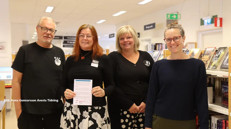 flera personer står och ler tillsammans 