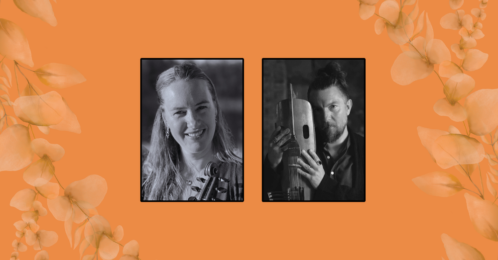 Två personer håller musikinstrument mot en orange bakgrund med blommor.