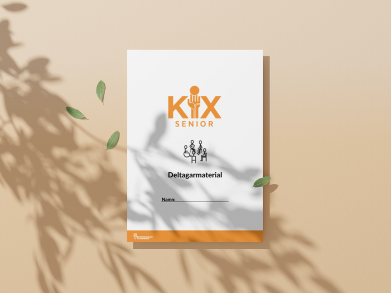Ett häfte med texten 'Kix Senior Deltagarmaterial' ligger på ett bord med skuggor av blad.