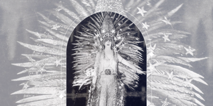 Markisinnan Luisa Casati Stampa i glittrande scenkostym med fjädrar och stjärnor står framför en dekorativ bakgrund.
